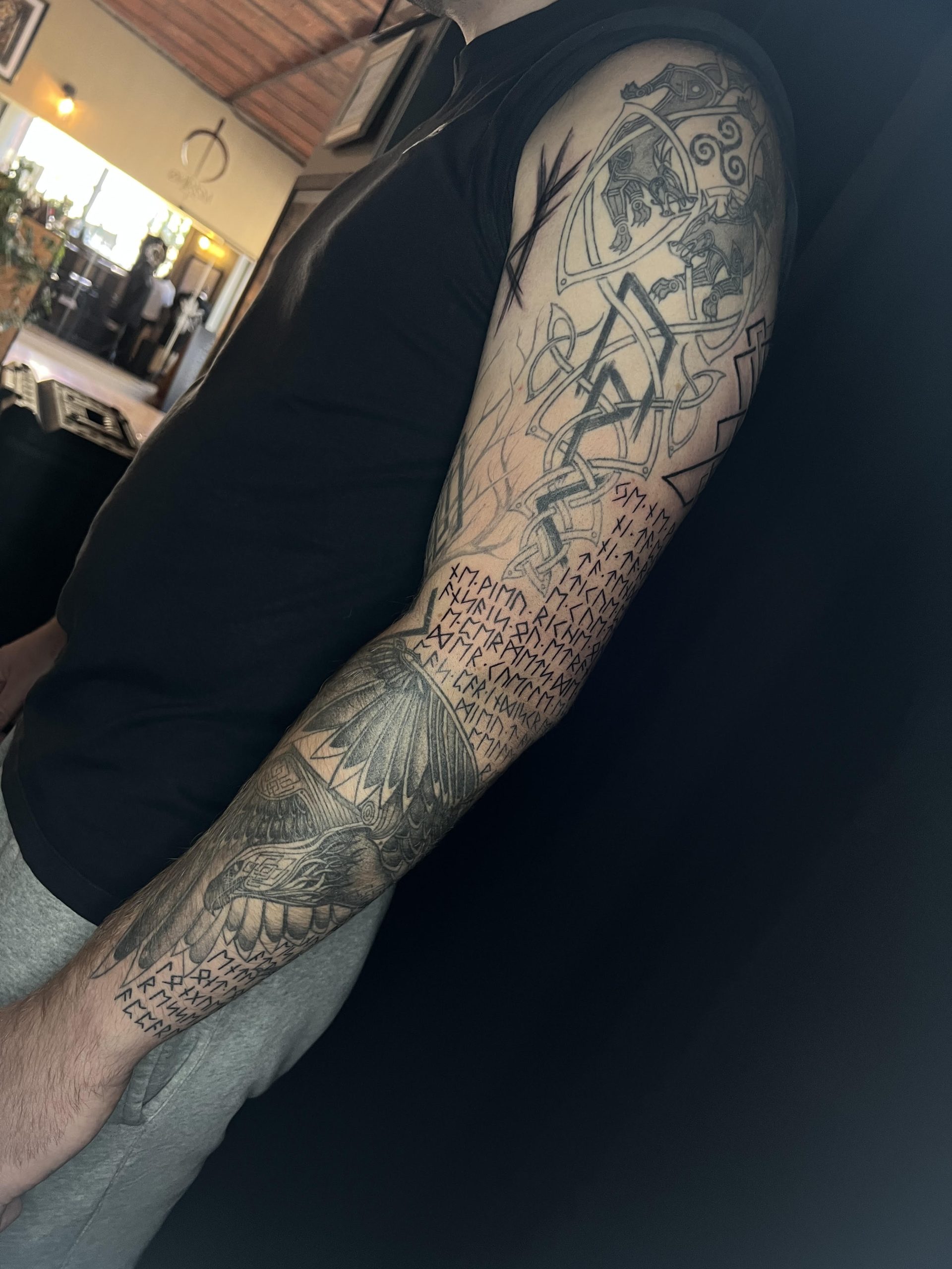 rune, bindrune, tatouage nordique, viking, bras complet, ornement viking